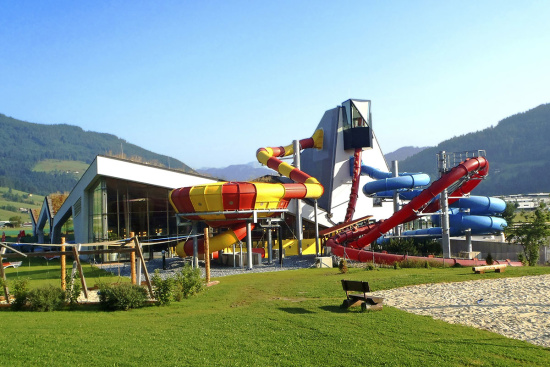 Therme Amadé in Altenmarkt im Pongau - Trichterrutsche, Looping-Rutsche,...
